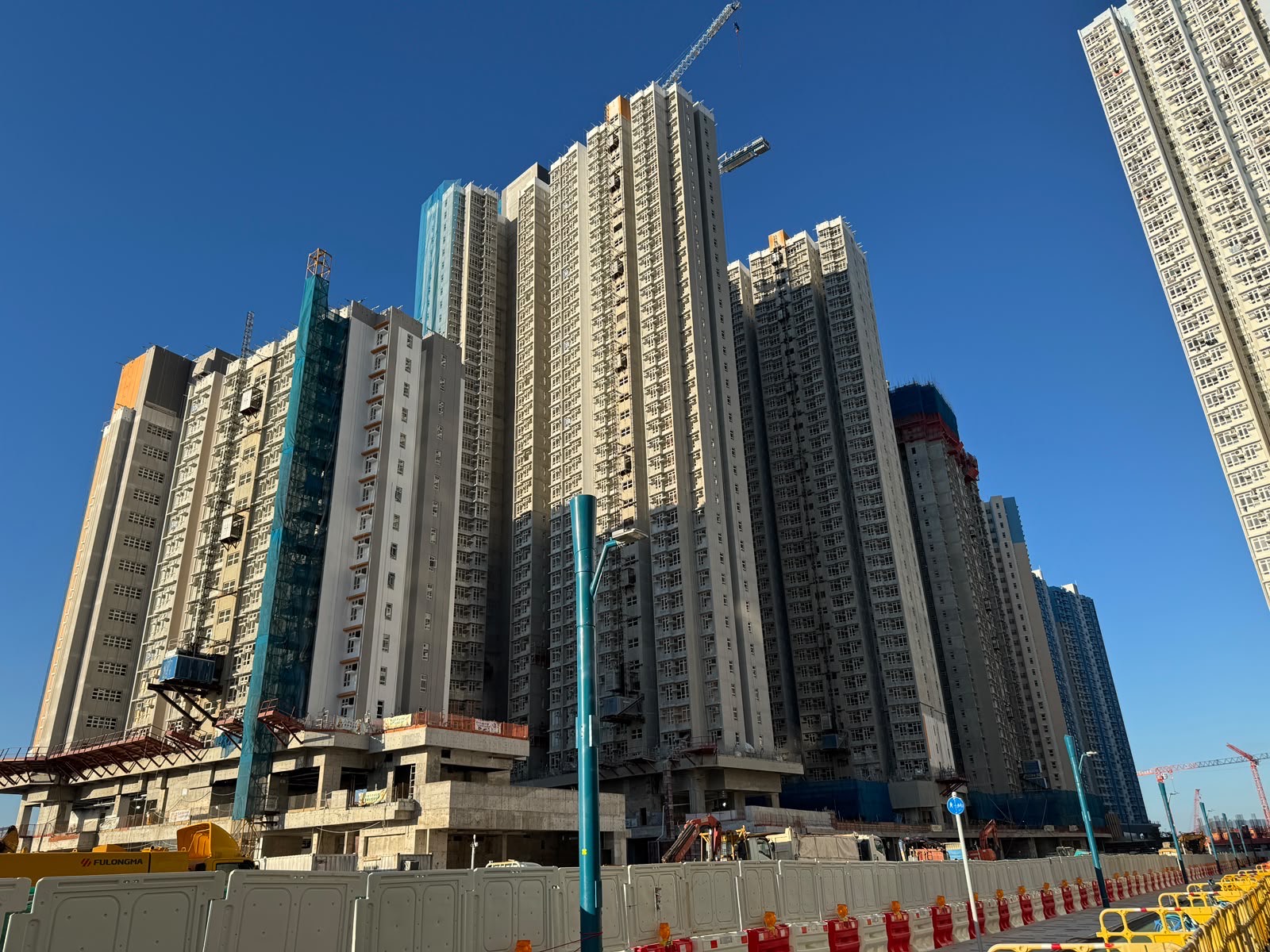 裕豐苑施工中的外觀，可見多座住宅大廈及天秤