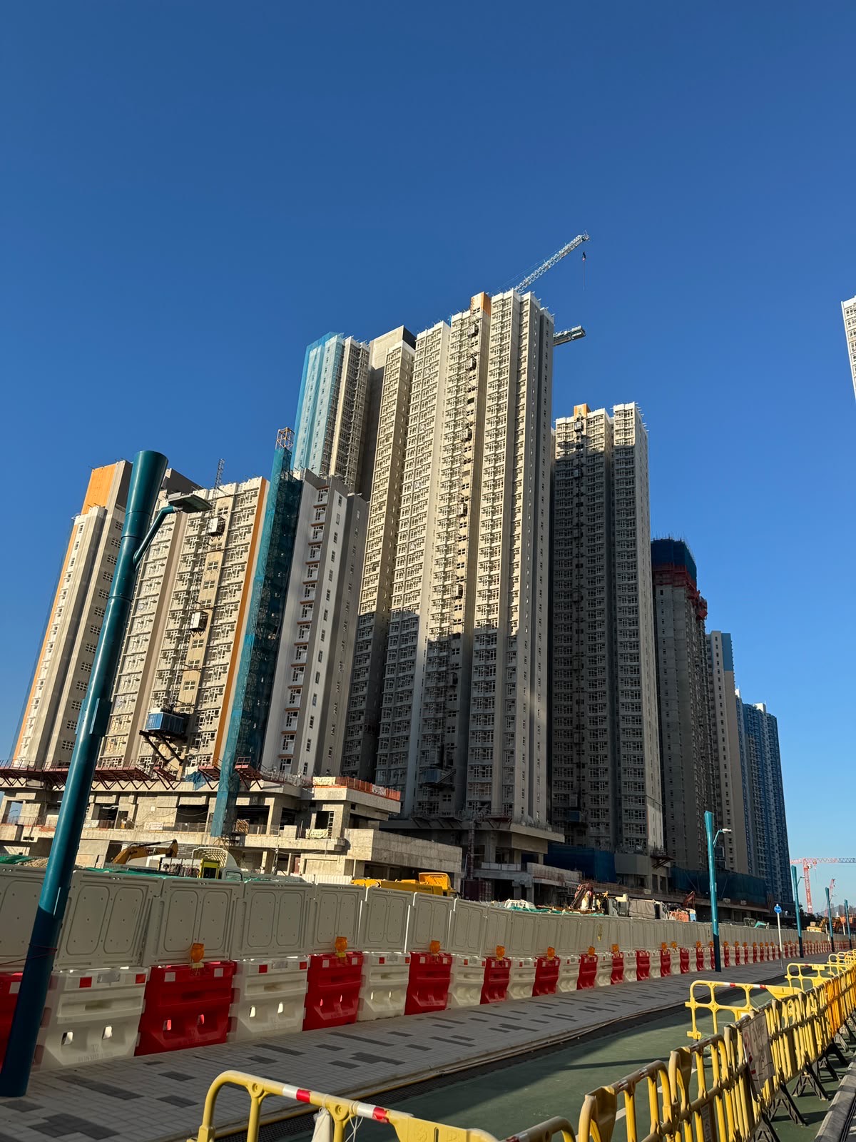 從街道仰望裕豐苑大廈及天秤